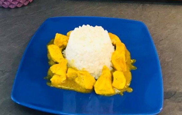Piatto unico: Pollo al curry con riso bianco